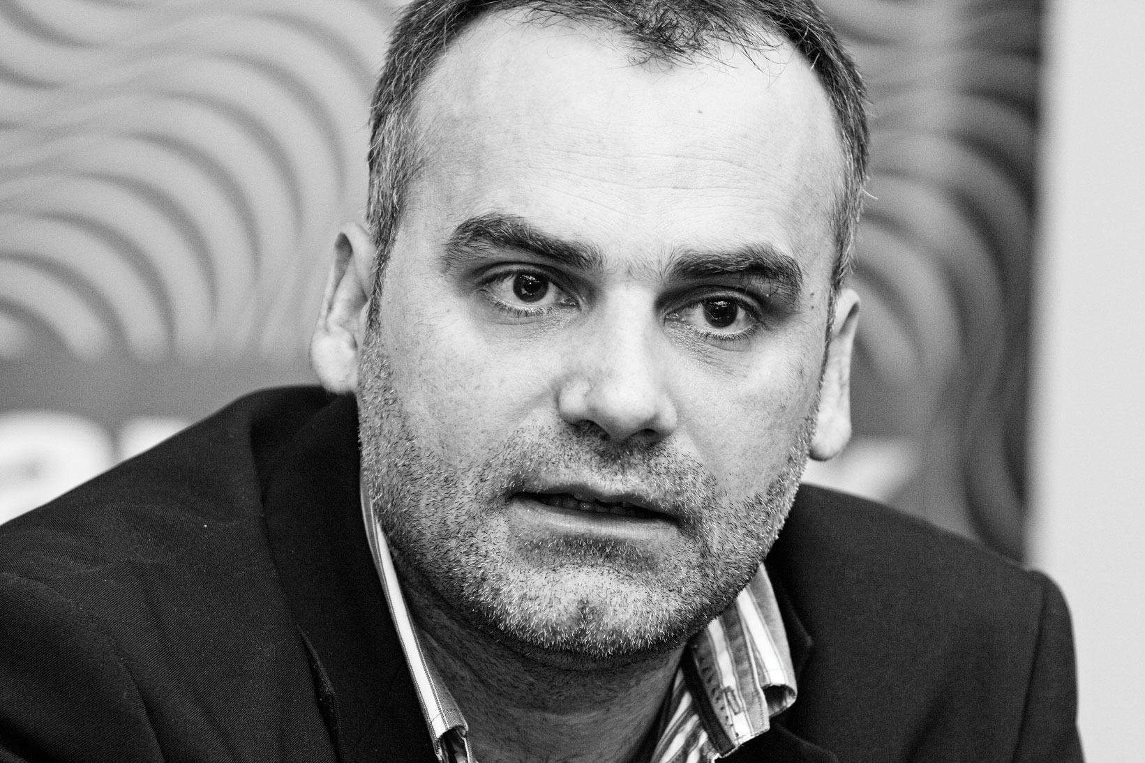 Dino Mustafić, regjisori nga Sarajeva e Bosnjës, vjen në PITF 2018 si regjisori i shfaqjes “Nëna dhe fëmija” një shfaqje që përfaqëson Shqipërinë.