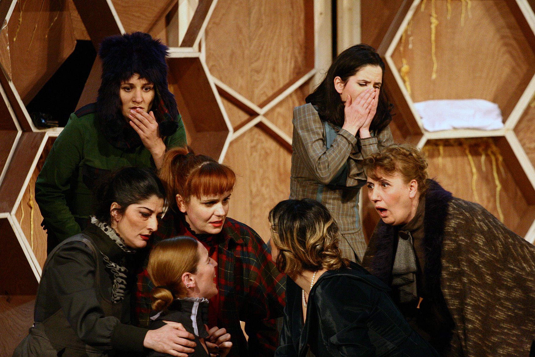 Shfaqja ‘’Gratë’’ (‘’Women’’), vjen në natën e parë të festivalit, më 29 nëntor 2018, në programin konkurrues të PITF 2018.