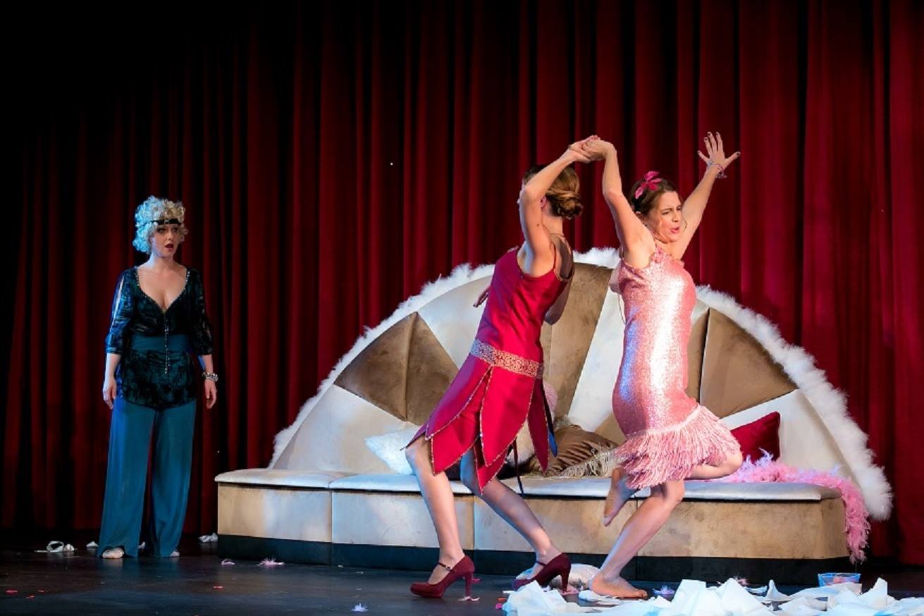 Sot, në datën 16 tetor, në ora 20:00, mund ta shihni shfaqjen ‘’Dhe jetuan të lumtura…?’’.