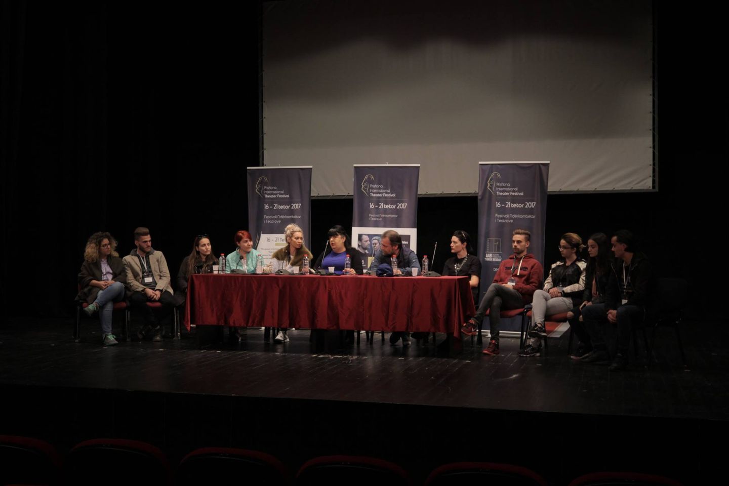 Sonte nga ora 20.00 në “Prishtina International Theater Festival 2017”, jepet shfaqja “Vdes siç vdes një vend”.