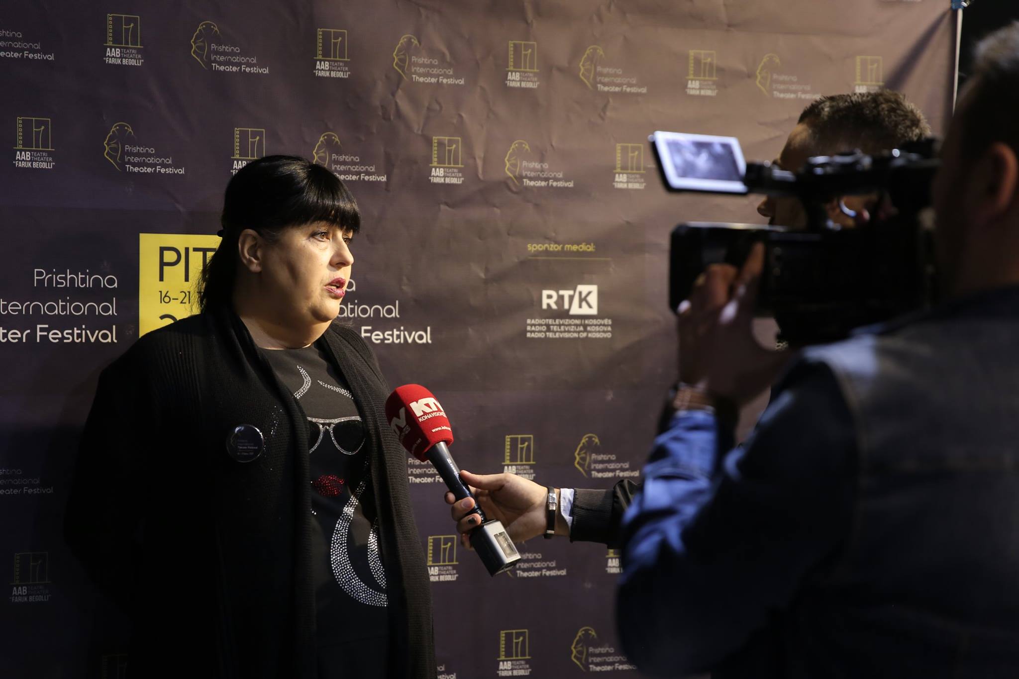 Mbrëmë u shfaq ‘’Vdes siç vdes një vend’’ në Prishtina International Theater Festival.