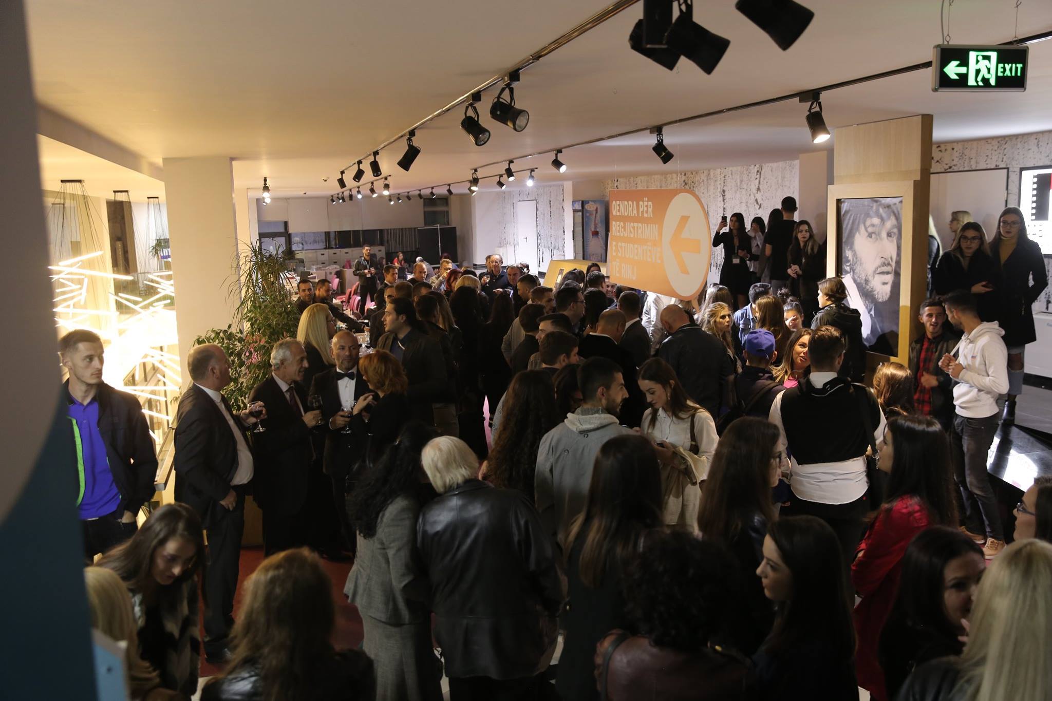 Mbrëmë u mbajt premiera e shfaqjes ‘’Dhe jetuan të lumtura…?’’ në Prishtina International Theater Festival.