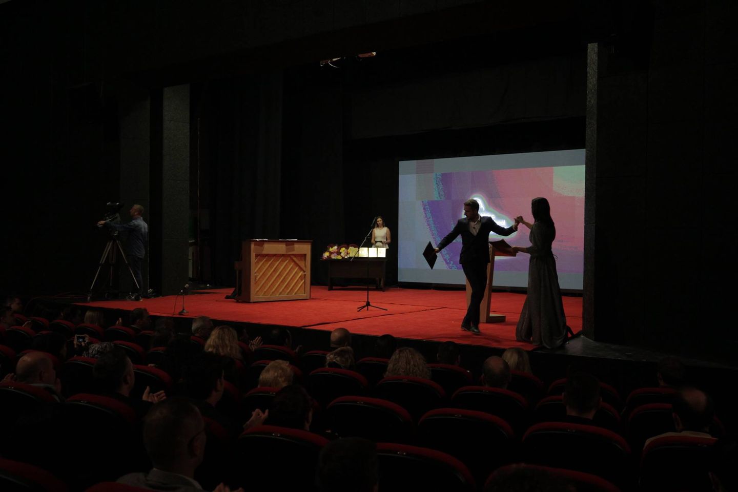 Ceremonia e ndarjes së çmimeve në natën finale të Prishtina International Theater Festival 2017.